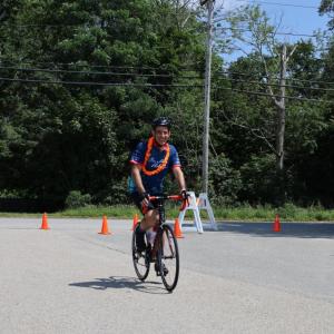 A rider says aloha to the water stop.
